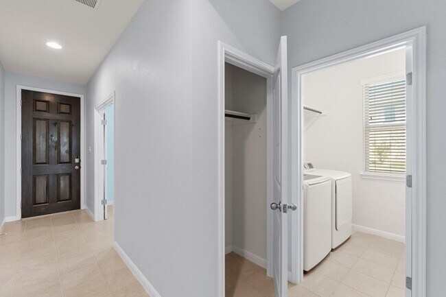 Building Photo - Dripping Springs Charmer