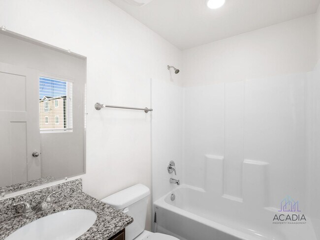 Building Photo - Spacious 3 Bed/2.5 Bath Townhome in Magna Community!