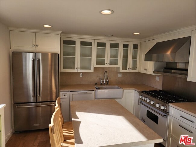 Building Photo - 1546 Palisades Dr