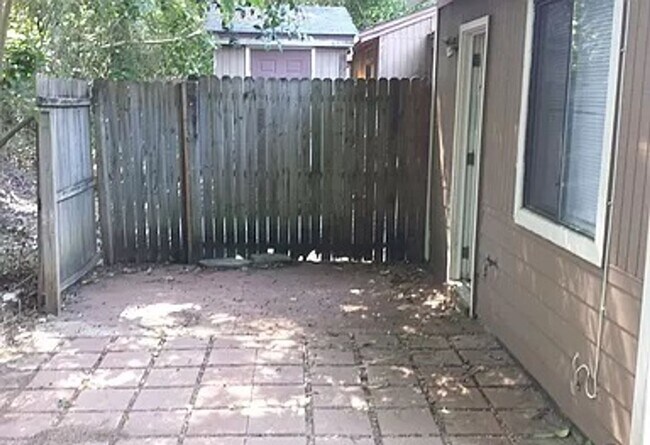Building Photo - 1 bedroom 1 bath townhouse! Off of Tharpe st! Available now!