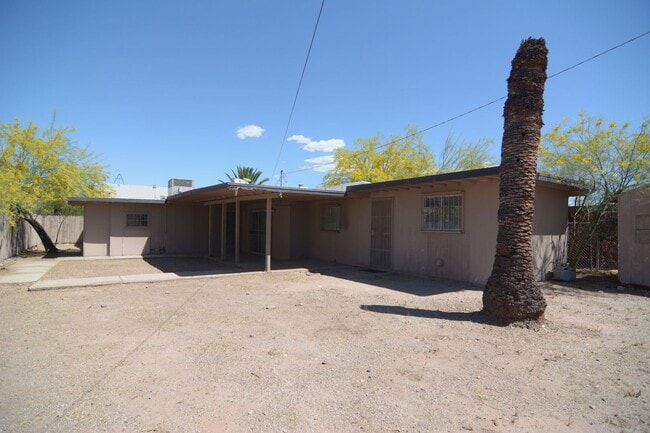 Building Photo - Huge 4 Bedroom 2  Bath! Close to the University!