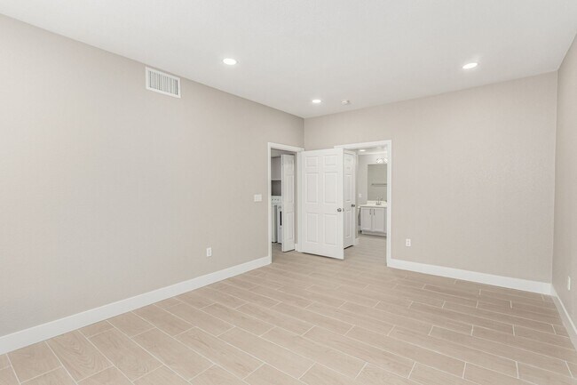 Building Photo - Upgraded 2 Bed 2 Bath with attached 1 Car ...