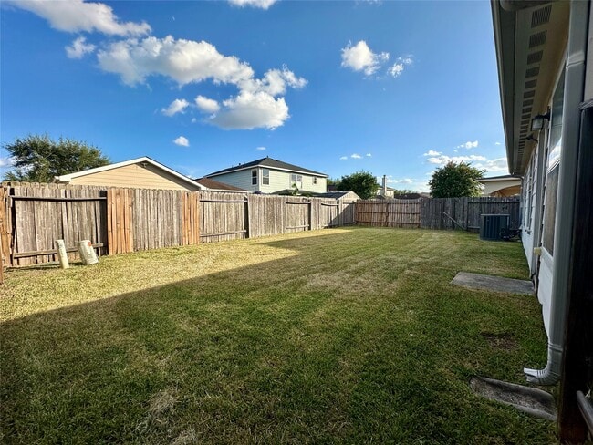 Building Photo - 20515 Hillsdale Park Dr