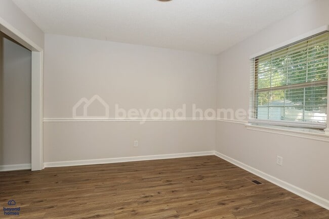 Building Photo - Freshly renovated 3 bedroom / 2 full bath home with 1,679 sq/ft of space!