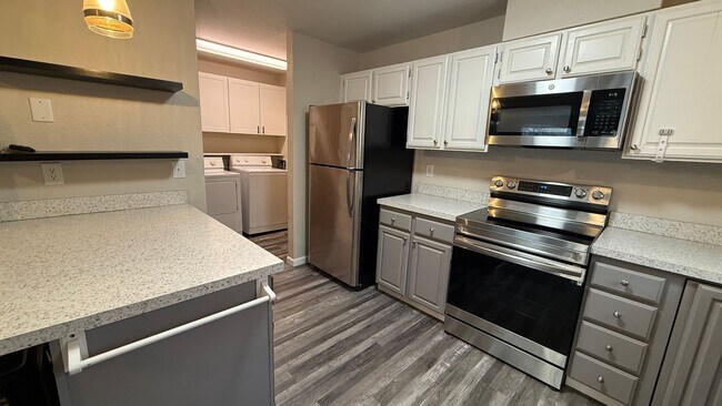 Building Photo - Lovely 2 bed townhome with private bathrooms for each!  Don't miss!