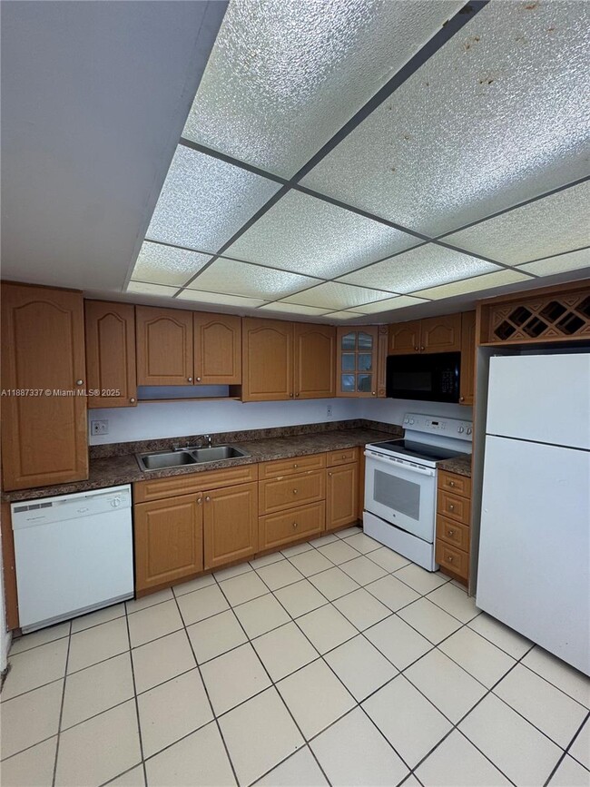 Building Photo - 7025 W Sunrise Blvd