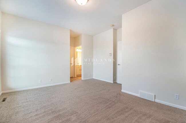 Building Photo - Beautiful Townhome in Shadow View