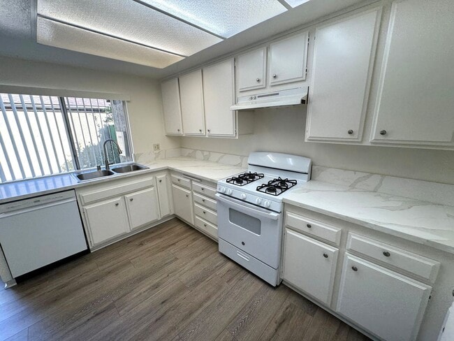 Building Photo - Spacious 3+2.5 Townhome in Woodbridge Park
