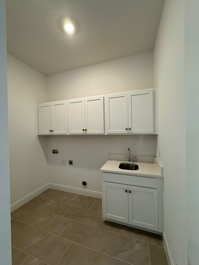 Building Photo - 13615 Sachs Avenue