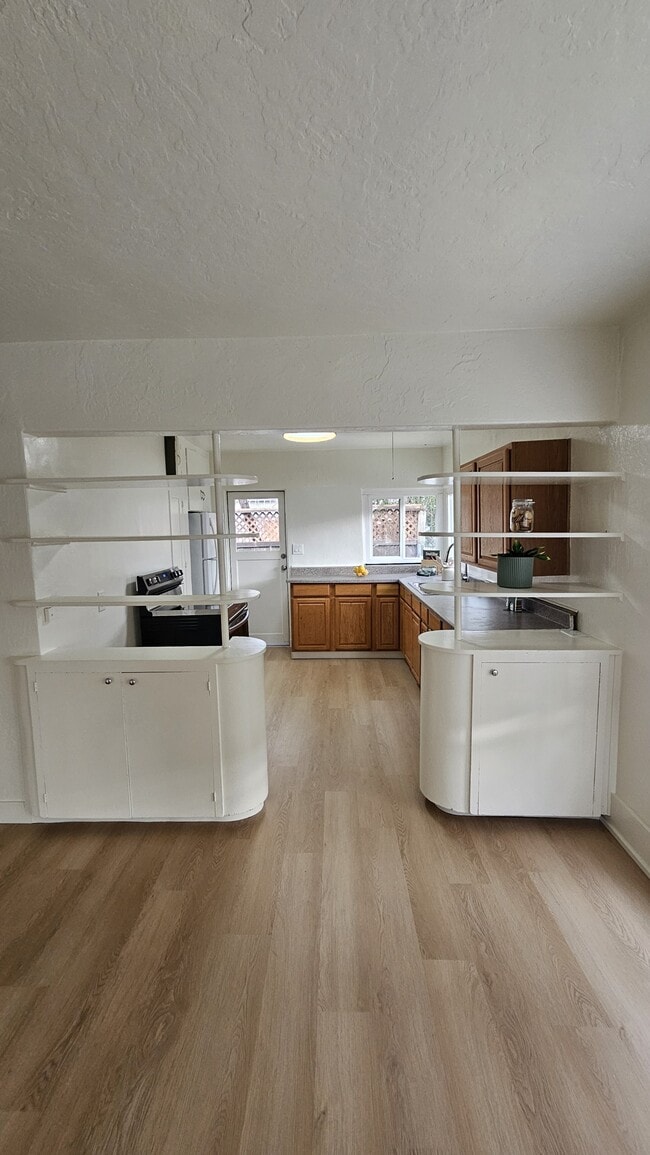 Building Photo - 476 E 7th Ave