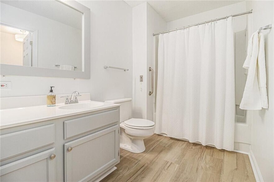 Building Photo - 300 Johnson Ferry Rd