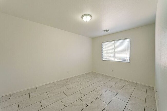 Building Photo - READY TO VIEW NOW! Spacious 3 Bed 2 Bath home in the Estrella Neighborhood