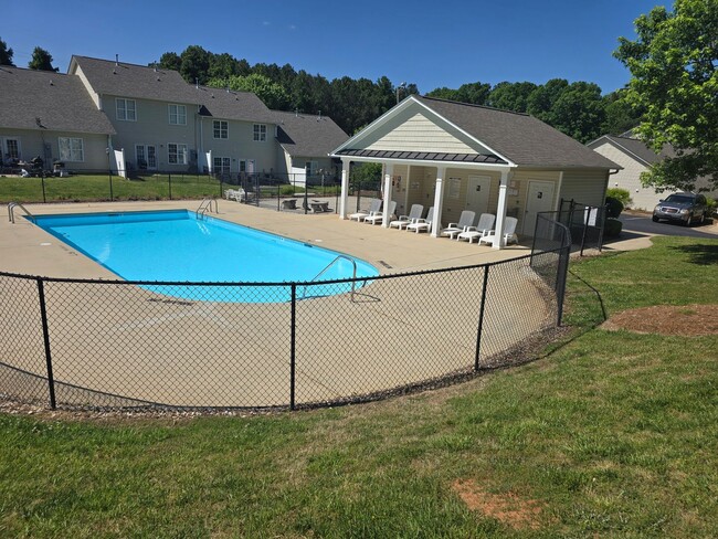 Building Photo - NEW LISTING!!!!