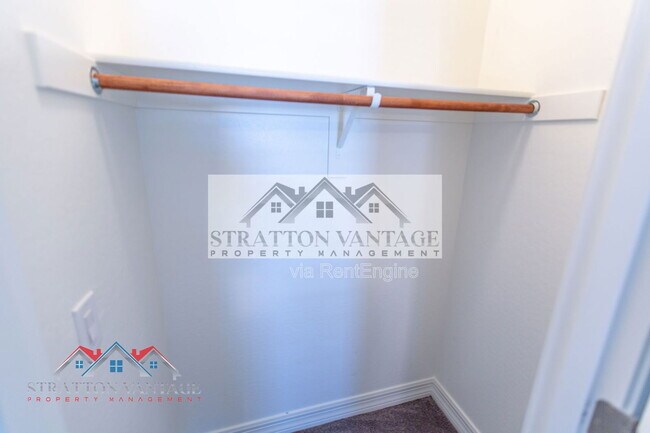 Building Photo - 2821 S Skyline Dr