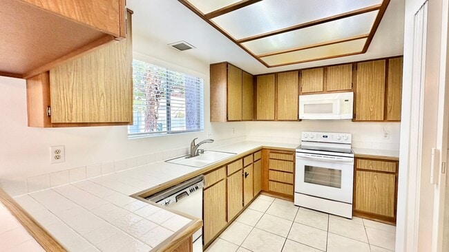 Building Photo - Lovely Downstairs, Entry Level Condo Unit with Garage and Private Yard Space in Downtown Fallbrook!
