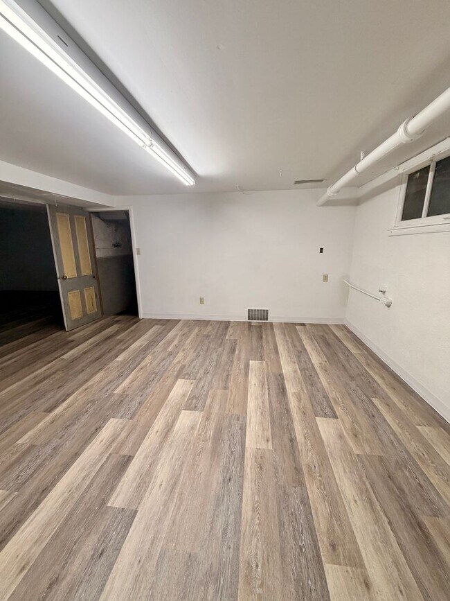 Building Photo - Vintage Home in an unbelievable location