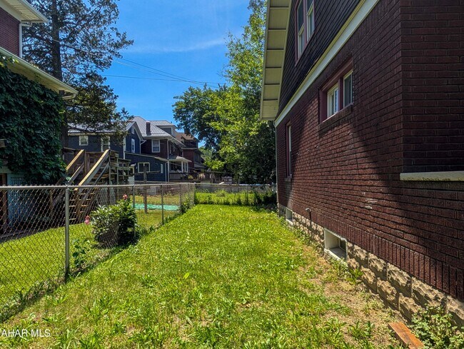 Building Photo - 243 Lunen St