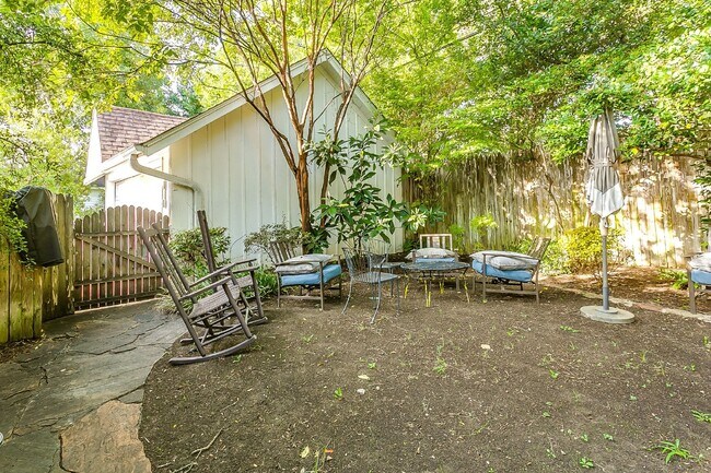 Building Photo - Darling English Tudor style home in the heart of the University District near TCU!