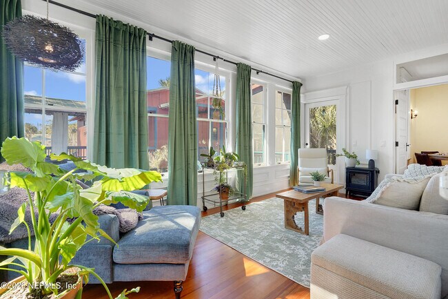 Building Photo - 290 St George St