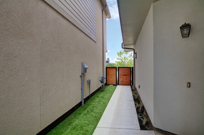 Building Photo - 462 S Centro Cir