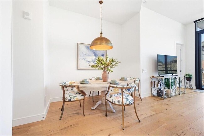 Building Photo - 2425 Peachtree Rd NE