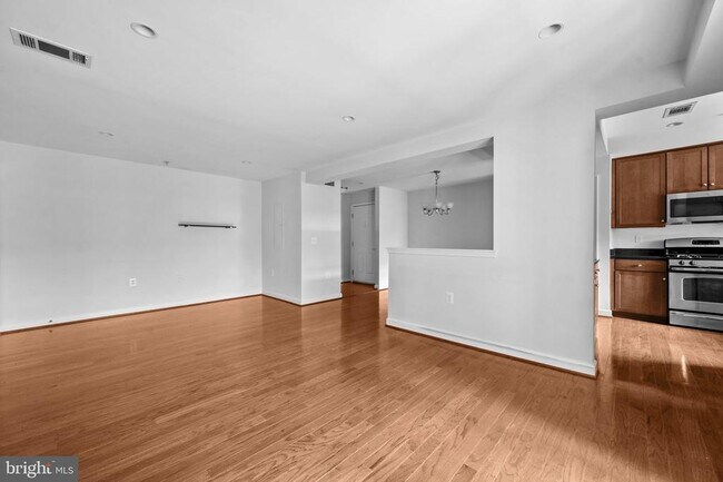 Building Photo - 4141 S Four Mile Run Dr