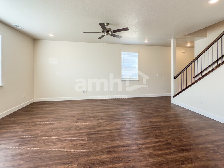 Building Photo - 1247 E Meadow Ranch Ln