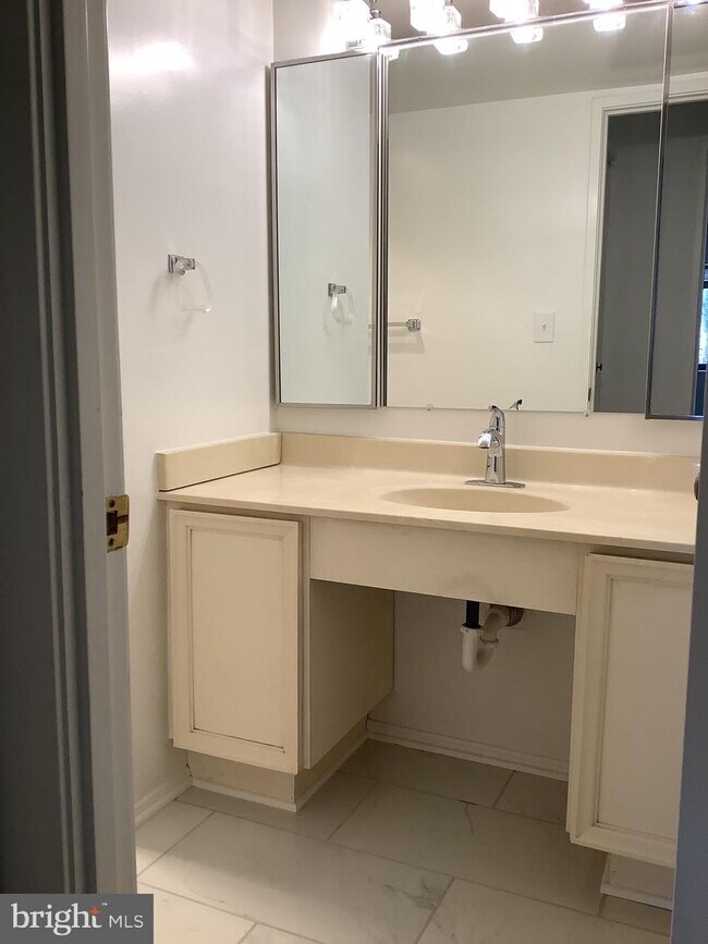 Building Photo - 5901 Mt Eagle Dr