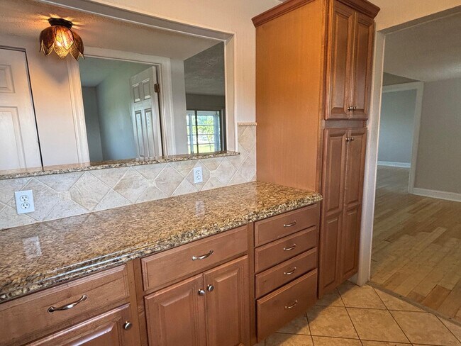 Building Photo - 725 Lori Dr