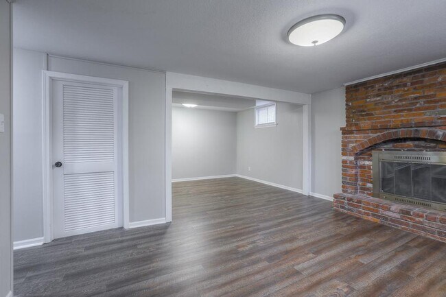 Building Photo - 6725 NW Hilldale Dr