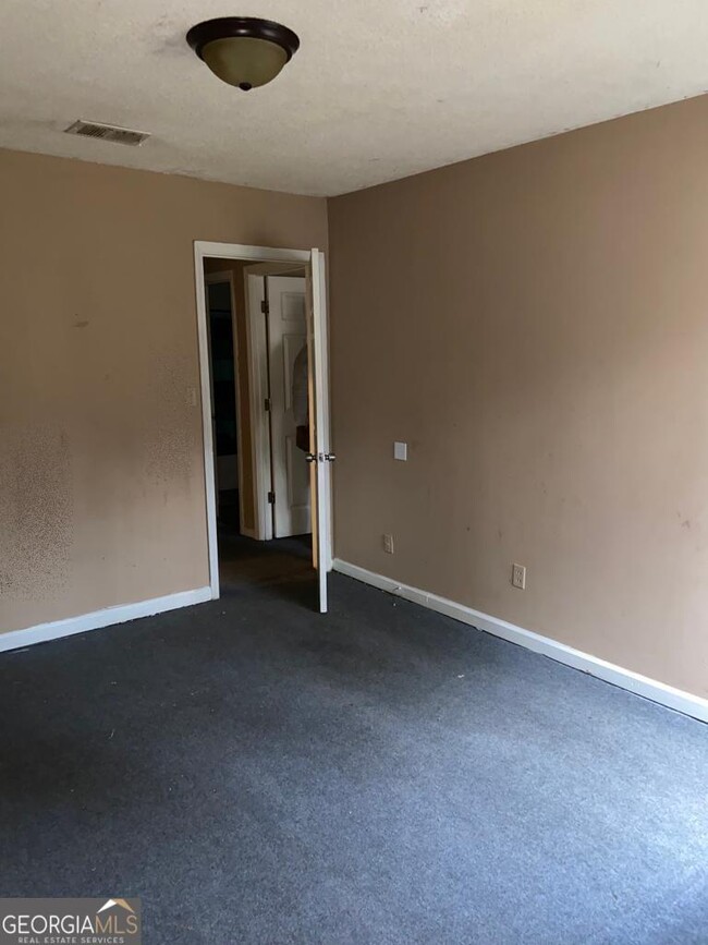 Building Photo - 3575 Oakvale Rd