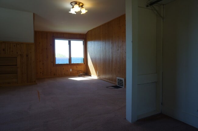 Building Photo - AVAILABLE JUNE - 5 Bed 2 Bath In East Hillside