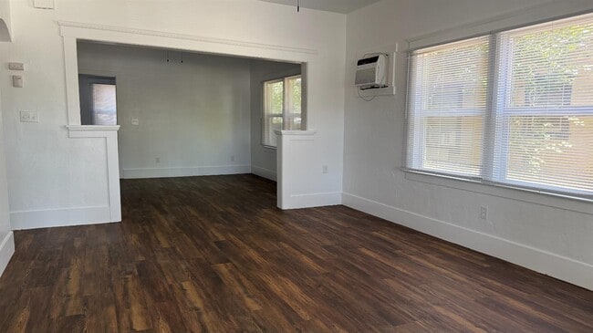 Building Photo - 322 W Cameron St