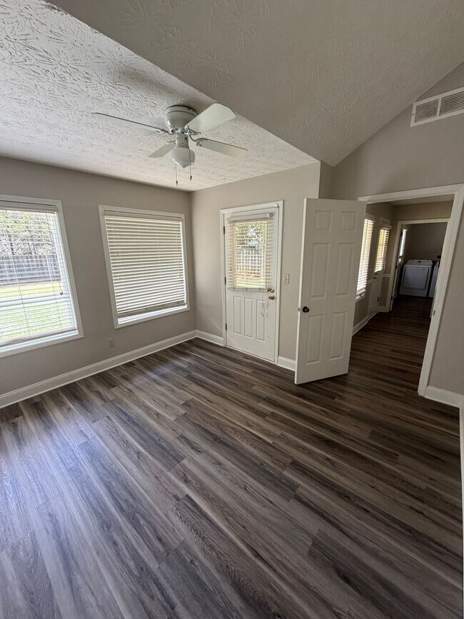 Building Photo - 2107 Fairway Ct SE