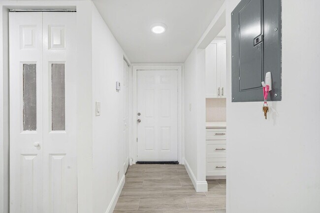 Building Photo - 200 Waterway Dr S