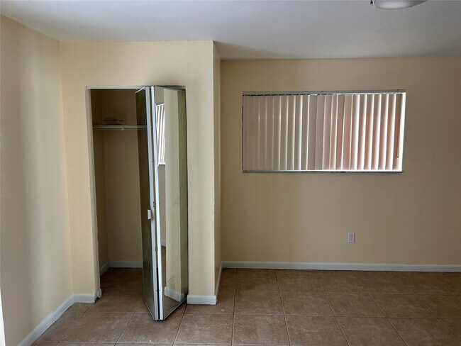 Building Photo - 4622 Holly Lake Dr