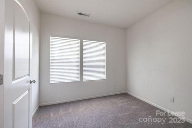 Building Photo - 710 Yorkshire Dr