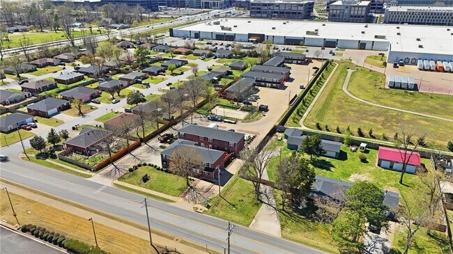 Building Photo - 2400 SE Jayel Terrace