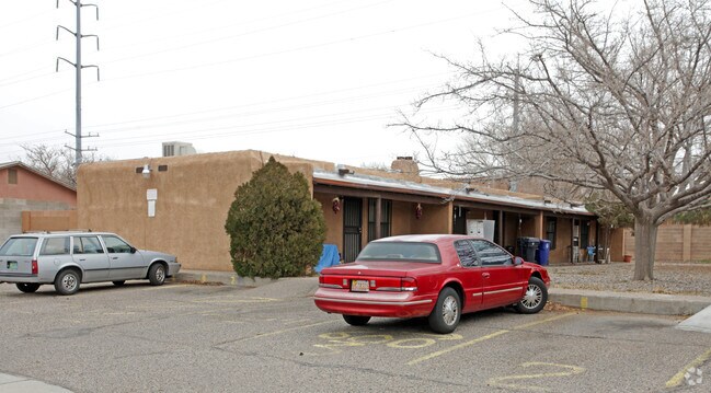 Building Photo - 600 Arno St NE