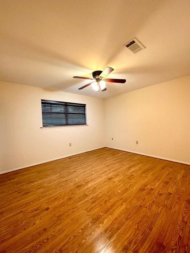 Building Photo - 3BR 2BA House in South River Oaks