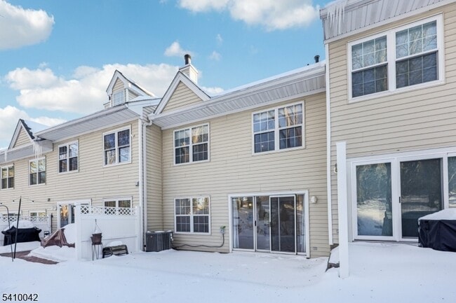 Building Photo - 1075 Ash Dr