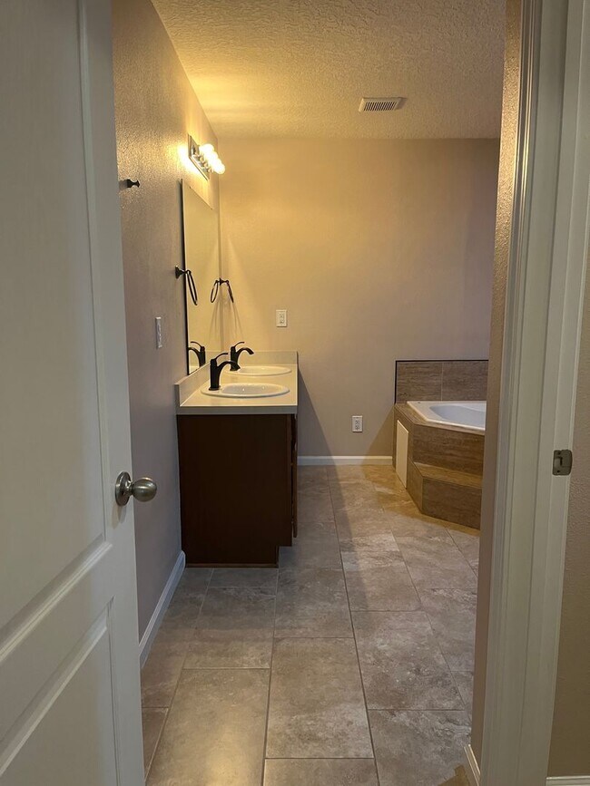 Building Photo - West Magnolia 3BR / 2BA Home Clay County