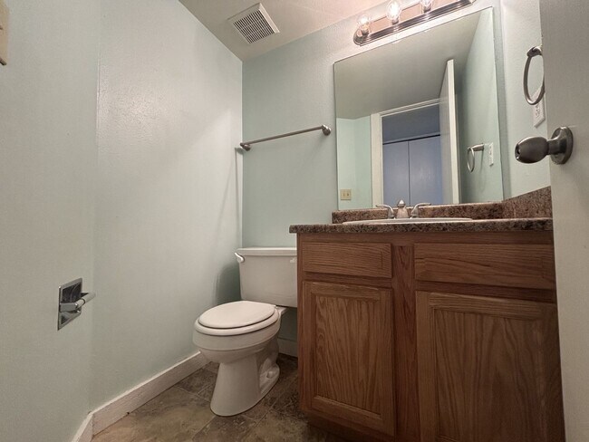 Building Photo - 4 bed/2.5 bath home