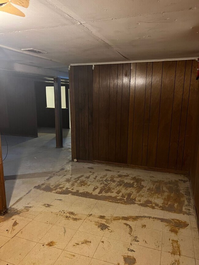 Building Photo - 3 Bedroom 1.5 Bath - $1200