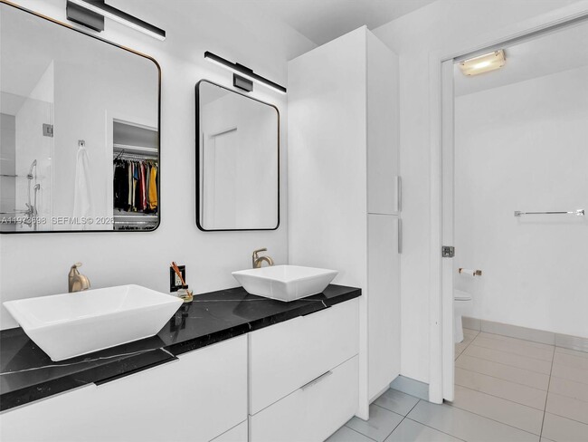 Building Photo - 2020 N Bayshore Dr