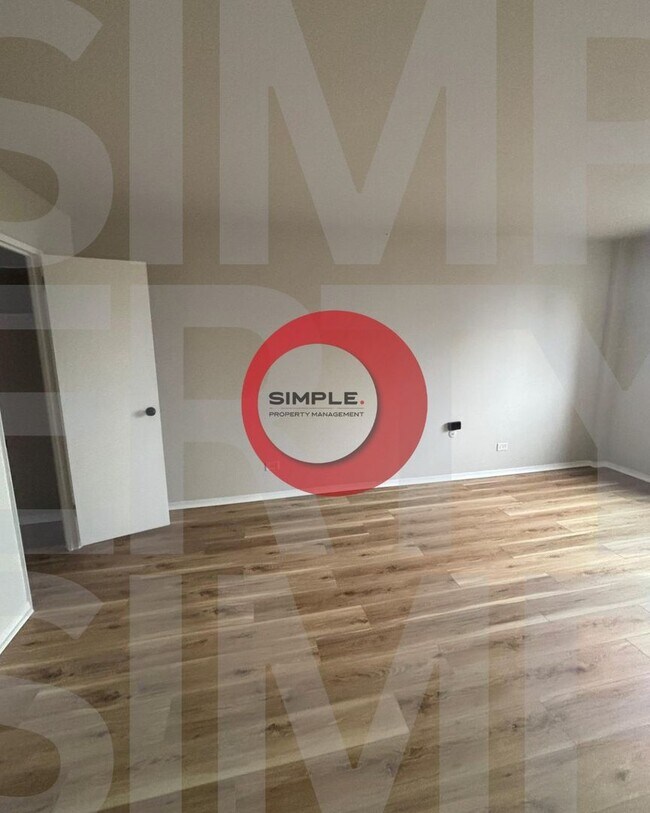 Building Photo - Great Location