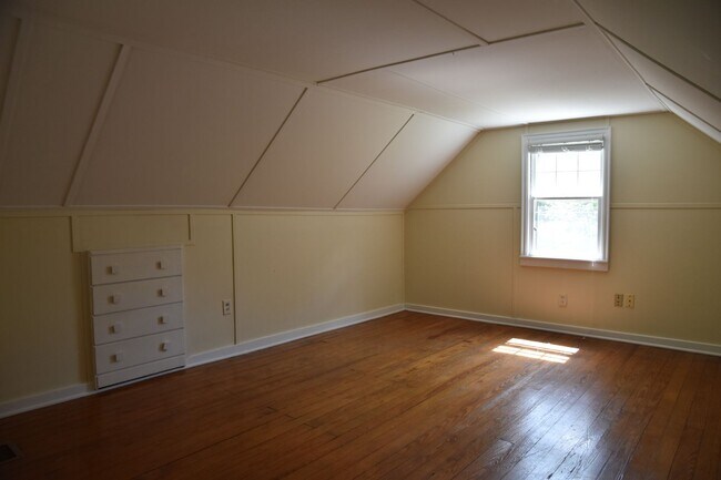 Building Photo - 3 Bedroom Home in Clintonville/Beechwold Area