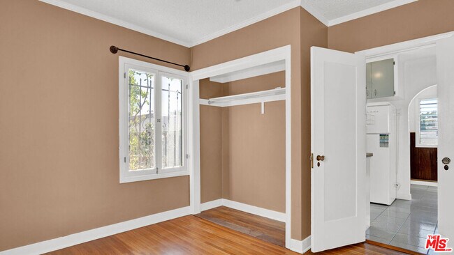 Building Photo - 6180 Oak Crest Way