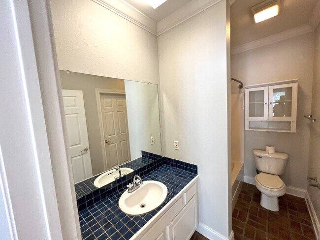 Building Photo - University View Condo, Gated 2 Bedroom Condo For Rent, Near LSU