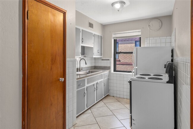 Building Photo - 4931 Jamieson Ave